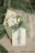 HOCHZEITS EINLADUNGEN Gold / Roségold / Silber / Glitzer Sag Green Chiffon Schleife bestickte maßgeschneiderte elegante grüne Hochzeits-Einladungssuite, weiße Perlen goldene Hochzeitskarten, Boho goldene Ordner-Hochzeitsstationery, Pergamin-Etui mit Monogramm.47