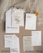 HOCHZEITS EINLADUNGEN Gold / Roségold / Silber / Glitzer Perlenbesetzte maßgeschneiderte elegante reinweiße Gold-Hochzeits-Einladungssuite, perlenbesetzte Hochzeitskarten, luxuriöse Hochzeitsstationery, Seidenband, vellum-beadetes Etui mit Ihrem Monogramm.21