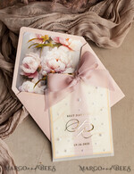 HOCHZEITS EINLADUNGEN Gold / Roségold / Silber / Glitzer Blush Pink Chiffon Schleife mit Perlen maßgeschneiderte elegante Pfingstrose Roségold Hochzeits-Einladung Suite, weiße Perlen goldene Hochzeitskarten, Boho goldene Mappe Hochzeitsstationery, Vellum Etui mit Monogramm.34