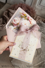 HOCHZEITS EINLADUNGEN Gold / Roségold / Silber / Glitzer Blush Pink Chiffon Schleife mit Perlen maßgeschneiderte elegante Pfingstrose Roségold Hochzeits-Einladung Suite, weiße Perlen goldene Hochzeitskarten, Boho goldene Mappe Hochzeitsstationery, Vellum Etui mit Monogramm.34