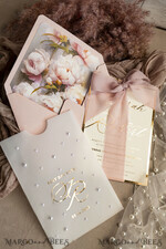HOCHZEITS EINLADUNGEN Gold / Roségold / Silber / Glitzer Blush Pink Chiffon Schleife mit Perlen maßgeschneiderte elegante Pfingstrose Roségold Hochzeits-Einladung Suite, weiße Perlen goldene Hochzeitskarten, Boho goldene Mappe Hochzeitsstationery, Vellum Etui mit Monogramm.34