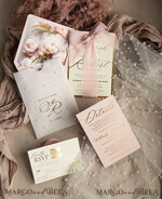 HOCHZEITS EINLADUNGEN Gold / Roségold / Silber / Glitzer Blush Pink Chiffon Schleife mit Perlen maßgeschneiderte elegante Pfingstrose Roségold Hochzeits-Einladung Suite, weiße Perlen goldene Hochzeitskarten, Boho goldene Mappe Hochzeitsstationery, Vellum Etui mit Monogramm.34