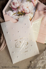 HOCHZEITS EINLADUNGEN Gold / Roségold / Silber / Glitzer Blush Pink Chiffon Schleife mit Perlen maßgeschneiderte elegante Pfingstrose Roségold Hochzeits-Einladung Suite, weiße Perlen goldene Hochzeitskarten, Boho goldene Mappe Hochzeitsstationery, Vellum Etui mit Monogramm.34