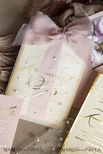 HOCHZEITS EINLADUNGEN Gold / Roségold / Silber / Glitzer Blush Pink Chiffon Schleife mit Perlen maßgeschneiderte elegante Pfingstrose Roségold Hochzeits-Einladung Suite, weiße Perlen goldene Hochzeitskarten, Boho goldene Mappe Hochzeitsstationery, Vellum Etui mit Monogramm.34