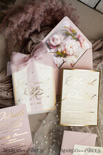 HOCHZEITS EINLADUNGEN Gold / Roségold / Silber / Glitzer Blush Pink Chiffon Schleife mit Perlen maßgeschneiderte elegante Pfingstrose Roségold Hochzeits-Einladung Suite, weiße Perlen goldene Hochzeitskarten, Boho goldene Mappe Hochzeitsstationery, Vellum Etui mit Monogramm.34