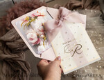 HOCHZEITS EINLADUNGEN Gold / Roségold / Silber / Glitzer Blush Pink Chiffon Schleife mit Perlen maßgeschneiderte elegante Pfingstrose Roségold Hochzeits-Einladung Suite, weiße Perlen goldene Hochzeitskarten, Boho goldene Mappe Hochzeitsstationery, Vellum Etui mit Monogramm.34