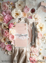 MENÜ & PROGRAMME  
 rustikal Romantisches Blush Hochzeitsmenü mit Schleife, personalisierte Menükarten aus vintage Spitze, hellgraues und blush-pink Shabby Chic Hochzeitsmenü, handgemachte Spitzen-Menükarten9