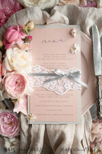 MENÜ & PROGRAMME  
 rustikal Romantisches Blush Hochzeitsmenü mit Schleife, personalisierte Menükarten aus vintage Spitze, hellgraues und blush-pink Shabby Chic Hochzeitsmenü, handgemachte Spitzen-Menükarten9