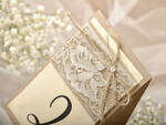 TISCHDEKORATIONSCHILDER   Holz Eco Rustikale Tischnummern Romantische Spitzen-Eco-Braun und Elfenbein Hochzeits-Tischkarten mit Jute-Schnur, maßgeschneiderte ökologische handgefertigte Hochzeitsstationery, einfache natürliche handgemachte rustikale Tischkarten3