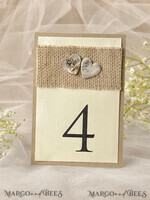 TISCHDEKORATIONSCHILDER   Holz Eco Rustikale Tischnummern Rustikale Hochzeits Tischkarten mit Jute und Holzherzen, Scheunenhochzeit Tischkarten, elegante, umweltfreundliche, romantische personalisierte Karten, einfache rustikale Hochzeits Tischdekoration.4