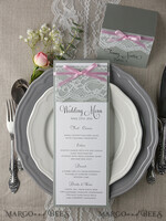 MENÜ & PROGRAMME  
 rustikal und Spitze Romantisches Hochzeitsmenü mit rosa Schleife, personalisierte Menükarte aus vintage Spitze, hellgraues und rosa Shabby Chic Hochzeitsmenü, elegante handgefertigte Hochzeitsmenükarte.5