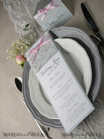 MENÜ & PROGRAMME  
 rustikal und Spitze Romantisches Hochzeitsmenü mit rosa Schleife, personalisierte Menükarte aus vintage Spitze, hellgraues und rosa Shabby Chic Hochzeitsmenü, elegante handgefertigte Hochzeitsmenükarte.5