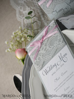 MENÜ & PROGRAMME  
 rustikal und Spitze Romantisches Hochzeitsmenü mit rosa Schleife, personalisierte Menükarte aus vintage Spitze, hellgraues und rosa Shabby Chic Hochzeitsmenü, elegante handgefertigte Hochzeitsmenükarte.5