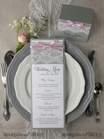 MENÜ & PROGRAMME  
 rustikal und Spitze Romantisches Hochzeitsmenü mit rosa Schleife, personalisierte Menükarte aus vintage Spitze, hellgraues und rosa Shabby Chic Hochzeitsmenü, elegante handgefertigte Hochzeitsmenükarte.5