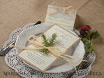 MENÜ & PROGRAMME  
 rustikal und Spitze Maßgeschneidertes Rustikales Glamour Hochzeitsmenü, Maßgeschneiderte Vintage Hochzeitsmenükarten, Elegante Hochzeitsmenüs mit Raffiaband, Minimalistische handgefertigte Ecru- und Braune Hochzeitsmenükarte4