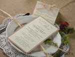 MENÜ & PROGRAMME  
 rustikal und Spitze Maßgeschneidertes Rustikales Glamour Hochzeitsmenü, Maßgeschneiderte Vintage Hochzeitsmenükarten, Elegante Hochzeitsmenüs mit Raffiaband, Minimalistische handgefertigte Ecru- und Braune Hochzeitsmenükarte4