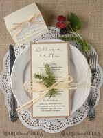 MENÜ & PROGRAMME  
 rustikal und Spitze Maßgeschneidertes Rustikales Glamour Hochzeitsmenü, Maßgeschneiderte Vintage Hochzeitsmenükarten, Elegante Hochzeitsmenüs mit Raffiaband, Minimalistische handgefertigte Ecru- und Braune Hochzeitsmenükarte4