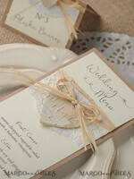 MENÜ & PROGRAMME  
 rustikal und Spitze Minimalistisches braunes Hochzeitsmenü, ästhetisches Spitzenempfangs-Dinner-Menü, romantisches Menü mit Holzherz, elegante Hochzeitsmenükarten5
