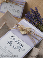 MENÜ & PROGRAMME  
 rustikal und Spitze Zartes Flieder Hochzeitsmenü, einzigartige elegante Hochzeitsmenüs mit Jute-Schnur und Herz, minimalistische lila Hochzeitsmenükarten, moderne Dinnerkarte für die Hochzeit4