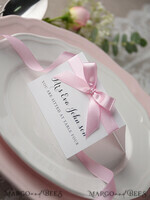 PLATZKARTEN / TISCHKARTEN  
 rustikal und Spitze Romantische weiße minimalistische Hochzeitstischkarten mit rosa Band, moderne elegante botanische Platzkarten, glamouröse Tischkarten, wunderschöne florale Hochzeit Namensschilder.3
