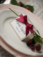 PLATZKARTEN / TISCHKARTEN  
 rustikal und Spitze Romantische Eco-Hochzeitsplatzkarten mit Marsala-Ripsband, burgunderrot-weiße und öko-rustikale Hochzeitsstationery, elegante rustikale Hochzeitsplatzkarten, bearbeitbarer Text2
