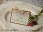 PLATZKARTEN / TISCHKARTEN  
 rustikal und Spitze Romantische Papier Spitzen-Hochzeitsplatzkarten, rustikale Namensschilder mit Raffiaband und Holzherz, elegante Hochzeitsstationery, rustikale Platzkarten, bearbeitbarer Text.4