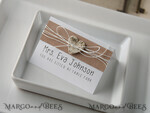 PLATZKARTEN / TISCHKARTEN  
 rustikal und Spitze Elegante Eco Weiße Hochzeitsplatzkarten mit Holzherz, weiße Hochzeitsnamensschilder mit weißem Bindfaden und Birkenherz, rustikale Hochzeitsstationery, bearbeitbarer Text3