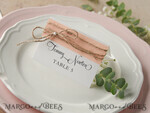 PLATZKARTEN / TISCHKARTEN  
 rustikal und Spitze Elegante Eco-Weiße und Rosa Hochzeitsplatzkarten mit Jute-Schnur, Weiße Hochzeitsnamensschilder mit Jute-Schnur und Birkenherz, Rustikale Hochzeitsstationery, Bearbeitbar5