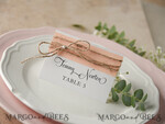 PLATZKARTEN / TISCHKARTEN  
 rustikal und Spitze Elegante Eco-Weiße und Rosa Hochzeitsplatzkarten mit Jute-Schnur, Weiße Hochzeitsnamensschilder mit Jute-Schnur und Birkenherz, Rustikale Hochzeitsstationery, Bearbeitbar5
