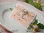 PLATZKARTEN / TISCHKARTEN  
 rustikal und Spitze Elegante Eco Weiße Hochzeitsplatzkarten mit Holzherz, rosa Hochzeitsnamensschilder mit Naturtwine und Birkenherz, rustikale Hochzeitsstationery, bearbeitbarer Text3
