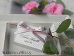 PLATZKARTEN / TISCHKARTEN  
 rustikal und Spitze Romantische graue Hochzeitsplatzkarten, graue Namensschilder mit grauem und rosa Schleifenband, elegante Hochzeitsstationery, rustikale Platzkarten, bearbeitbarer Text, Shabby Chic4