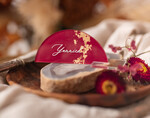 PLATZKARTEN / TISCHKARTEN  
 Acrylgold klar / Holz 3D Acrylbogen Burgunder Flachplatzkarte, klare Acryl- und Gold-Flachplatzkarte, kastanienbraune Gold-Plexi-Flachplatzkarte, Marsala Luxus Hochzeits Tischdeko, weißer Text12