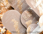 PLATZKARTEN / TISCHKARTEN  
 Acrylgold klar / Holz 3D Acrylbogen Beige Platzkarte mit Ständer, klare Acryl- und goldene flache Platzkarte, nude goldene Plexi-flache Platzkarte, tanzen Luxus Hochzeitsdekoration, erdige Hochzeit15