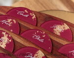 PLATZKARTEN / TISCHKARTEN  
 Acrylgold klar / Holz 3D Acrylbogen Burgundy Flachplatzkarte, klare Acryl- und goldene Flachplatzkarte, bordeauxgoldene Plexi-Flachplatzkarte, Marsala Luxus-Hochzeitstischdekoration, weißer Text14