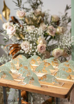 PLATZKARTEN / TISCHKARTEN  
 Acrylgold klar / Holz 3D Acrylbogen Salbeigrün Flachplatzkarte mit Stand, bemalte Acryl- und Gold-Flachplatzkarte, Grünpflanzen Gold Plexi Flachplatzkarte, Garten Luxus Hochzeits Tischdekoration21