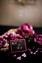 PLATZKARTEN / TISCHKARTEN  
 Luxus Premium Glitzer/ Gold/ Silber/ Roségold Einzigartige schwarze Hochzeitsplatzkarten, kastanienbraune Karte mit goldener Schrift, elegante dunkle Blumen-Hochzeitsnamensschilder mit Pfingstrosen-Grafik, individuell gestaltete goldene Schriftzug-Eskortkarten.2
