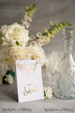 TISCHDEKORATIONSCHILDER   Glitzer Weiße florale Hochzeitstischnummern, goldene Folien-minimalistische Hochzeitstischkarten, elegante florale Tischdekoration & goldene Schnur, Glamour-Hochzeitsstationery, bearbeitbarer Text3