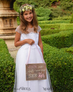 BLUMENMÄDCHEN / SEITENJUNGE SCHILDER rustikal Personalisierte Holz-Hochzeitsschild, Holz-Schild für den Seitenjungen, Holz-graviertes Schild für das Blumenmädchen, Schild für den Hochzeitstag des Blumenmädchens, rustikale Hochzeitsdekoration für das Blumenmädchen, Papa, hier kommt Mama, hier kommt die Braut.4