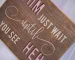 BLUMENMÄDCHEN / SEITENJUNGE SCHILDER rustikal Personalisierte Holzhochzeitsschild, Holzzeichen für den Jungen, Holzgraviertes Schild für das Blumenmädchen, Hochzeitszeichen für das Blumenmädchen, rustikale Hochzeitsdekoration für das Blumenmädchen, Papa, Mama kommt, die Braut kommt.4