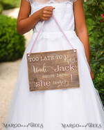 BLUMENMÄDCHEN / SEITENJUNGE SCHILDER rustikal Personalisierte Holzhochzeitsschild, Holzschild für den Page, Holzgraviertes Schild für das Blumenmädchen, Hochzeitsschild für das Blumenmädchen, rustikale Hochzeitsdekoration für das Blumenmädchen, Papa, hier kommt Mama, hier kommt die Braut.5