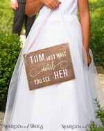 BLUMENMÄDCHEN / SEITENJUNGE SCHILDER rustikal Personalisierte Holz-Hochzeitsschild, Holz-Schild für den Seitenjungen, Holzgraviertes Schild für das Blumenmädchen, Hochzeitsschild für das Blumenmädchen, rustikale Hochzeitsdekoration für das Blumenmädchen, Papa, hier kommt Mama, hier kommt die Braut.3
