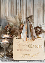 BLUMENMÄDCHEN / SEITENJUNGE SCHILDER rustikal Personalisierte rustikale und goldene Holz-Hochzeitsschild, Holz-Schild für den Page Jungen, Holz-Boho-Blumenkind-Schild, Blumenkind-Hochzeitstag-Schild, rustikale Hochzeitsdekoration für das Blumenkind, hier kommt die Braut.15
