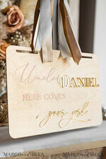 BLUMENMÄDCHEN / SEITENJUNGE SCHILDER rustikal Personalisierte rustikale und goldene Holz-Hochzeitsschild, Holz-Schild für den Page Jungen, Holz-Boho-Blumenkind-Schild, Blumenkind-Hochzeitstag-Schild, rustikale Hochzeitsdekoration für das Blumenkind, hier kommt die Braut.15