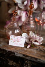 PLATZKARTEN / TISCHKARTEN  
 Romantisches Boho/ Botanisch/ Floral Blumige minimalistische Platzkarte, weiße Hochzeitsplatzkarten mit pinkem Zwirn, einfache Magnolien-Nametags, elegante Hochzeits Tischdekoration, zarte Hochzeits-Nametags.3