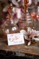 PLATZKARTEN / TISCHKARTEN  
 Romantisches Boho/ Botanisch/ Floral Blumige minimalistische Platzkarte, weiße Hochzeitsplatzkarten mit pinkem Zwirn, einfache Magnolien-Nametags, elegante Hochzeits Tischdekoration, zarte Hochzeits-Nametags.3