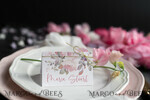 PLATZKARTEN / TISCHKARTEN  
 Romantisches Boho/ Botanisch/ Floral Weiße Blumenplatzkarte mit goldener Schnur, Hochzeitsplatzkarten mit rosa Blumen, romantische Namensschilder, elegante Tischdekoration für die Hochzeit, modernes botanisches Tischnamensschild.2