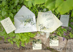 PLATZKARTEN / TISCHKARTEN  
 Romantisches Boho/ Botanisch/ Floral Botanische Toskana Eukalyptus Platzkarten, einfache Grünpflanzen romantische Sitzkarten, individuelle Boho-Hochzeitsnamensschilder, moderne elegante grüne Blatt-Tischplatzkarten7