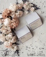 PLATZKARTEN / TISCHKARTEN  
 Romantisches Boho/ Botanisch/ Floral Zarte Flieder-Hochzeitsplatzkarte mit lila Schnur, Lavendel-Hochzeitsplatzkarten, Boho-Namensschilder, florale Tischdekoration, elegante Hochzeits-Tischnamensschilder2