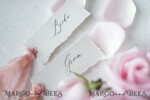 PLATZKARTEN / TISCHKARTEN  
 Romantisches Boho/ Botanisch/ Floral Weiße Hochzeitsplatzkarten mit gezacktem Rand und gefärbtem Seidenband, elegante individuell gestaltete Tischplatzkarten, minimalistische Namensschilder, einfache moderne Hochzeitsstationery.11