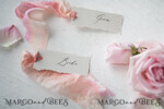PLATZKARTEN / TISCHKARTEN  
 Romantisches Boho/ Botanisch/ Floral Weiße Hochzeitsplatzkarten mit gezacktem Rand und gefärbtem Seidenband, elegante individuell gestaltete Tischplatzkarten, minimalistische Namensschilder, einfache moderne Hochzeitsstationery.11